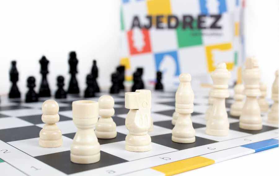 AJEDREZ CON MERYBLIYA · vista 2 · Play! Board Game Store